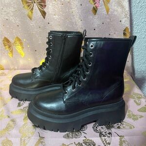 NWT Platform chunky size 7.5 Lace-Up Combat Boots - Black